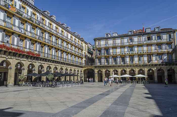Guipúzcoa - San Sebastián 006 - plaza de La Constitución.jpg